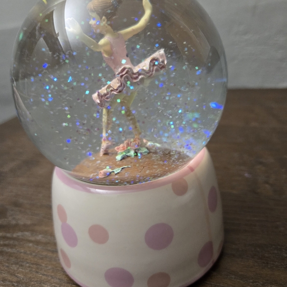 F12 NEW PINK BALLET GLITTER SNOW GLOBE BALLERINA PLAYS SWAN LAKE 6"H - Picture 4 of 7